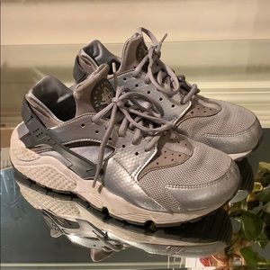 AIR HUARACHE BY NIKE SILVER